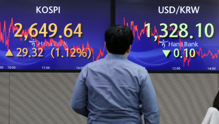 Dealing room at Hana Bank in Seoul on Feb. 13 (Courtesy of News1)
