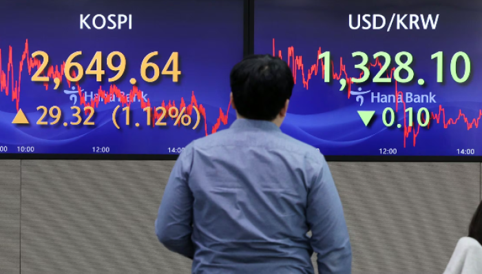 Dealing　room　at　Hana　Bank　in　Seoul　on　Feb.　13　(Courtesy　of　News1)