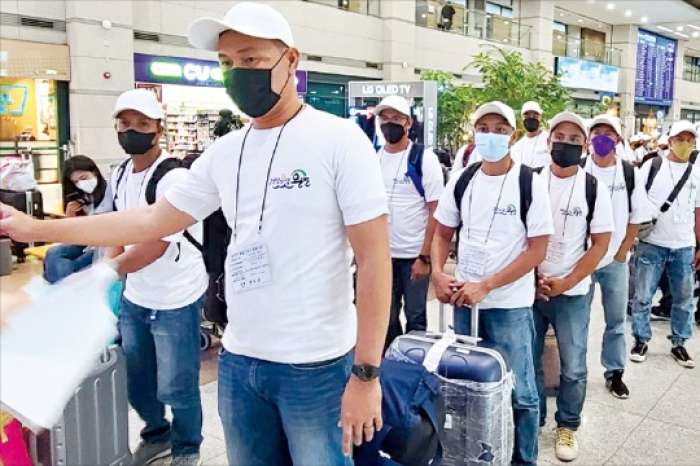 Foreign　workers　arriving　at　Incheon　International　Airport　(Courtesy　of　Yonhap) 