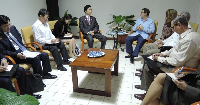 S.Korean Foreign Minister Yun Byung-se and Cuban Foreign Minister Bruno Rodríguez Parrilla hold the two countries' first diplomatic minister meeting on Feb. 15, 2024 (Courtesy of Yonhap)
