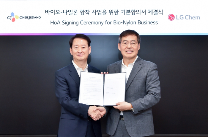 CJ　CheilJedang　CEO　Choi　Eun-seok　(left)　and　LG　Chem　CEO　Shin　Hak-cheol　sign　an　initial　agreement　to　launch　bio-nylon　JV