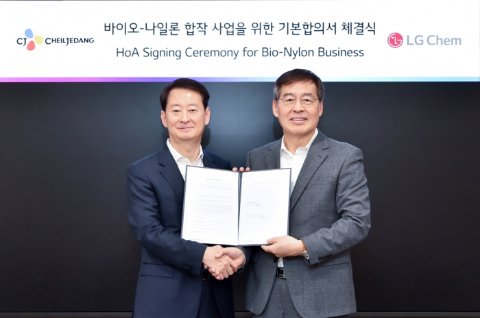 CJ　CheilJedang　CEO　Choi　Eun-seok　(left)　and　LG　Chem　CEO　Shin　Hak-cheol　sign　an　initial　agreement　to　launch　bio-nylon　JV