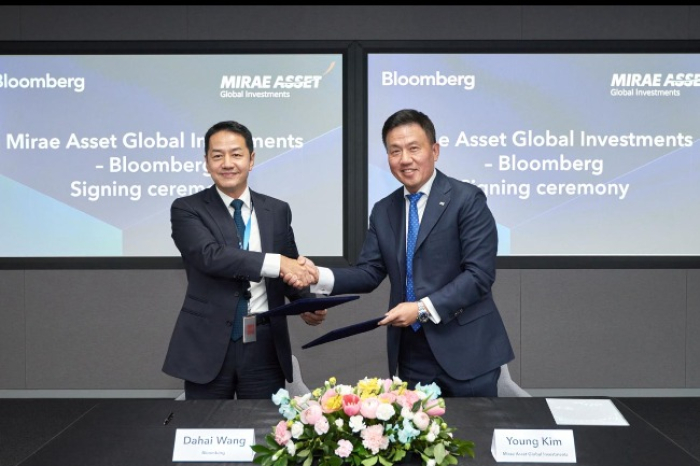 Kim　Young-hwan　(on　right),　head　of　Mirae　Asset　Global　Investments　and　Dahai　Wang,　head　of　North　Asia　at　Bloomberg　shake　hands　after　a　strategic　collaboration　MOU　signing　ceremony　on　Feb.　15,　2024　(Courtesy　of　Yonhap)