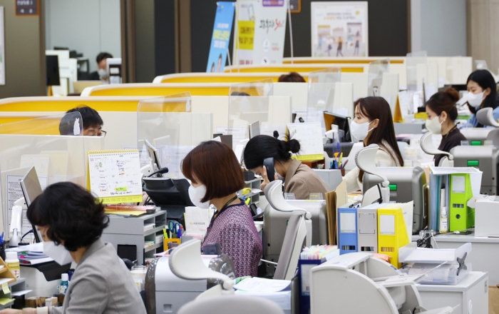 A　KB　Kookmin　Bank　branch　in　Seoul　(File　photo,　courtesy　of　Yonhap)