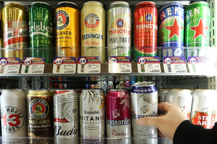Import　beers　displayed　at　a　Korean　convenience　store　(Courtesy　of　Yonhap)