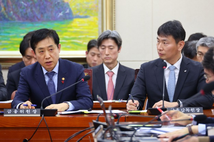 FSC　Chairman　Kim　Joo-hyun　(left)　and　FSS　chief　Lee　Bok-hyun　(right)　take　questions　during　a　National　Assembly　session　addressing　HSCEI-linked　ELS　losses　on　Jan.　29,　2024