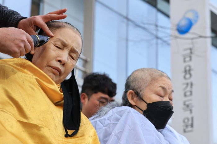 South　Korean　investors　shave　their　heads　in　protest　of　local　banks'　sale　of　HSCEI-tied　ELS　products,　which　are　set　to　cause　them　huge　losses　(Courtesy　of　Yonhap)