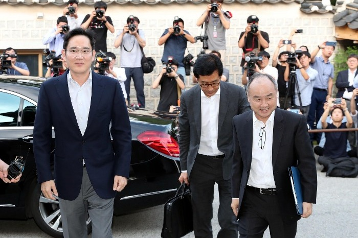 Samsung　Electronics　Co.　Vice　Chairman　Jay　Y.　Lee　(left)　and　SoftBank　Group　Corp.　CEO　Masayoshi　Son　walk　to　a　dinner　event　in　Seoul　on　July　4,　2019