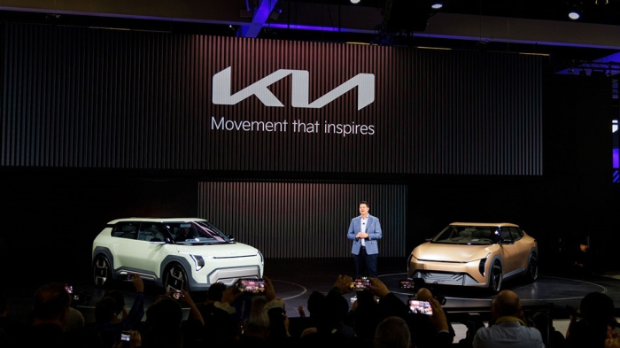 Kia　showcases　the　EV3　(left)　and　EV4　concept　models　at　the　2023　Los　Angeles　Auto　Show　on　Nov.　16,　2023　(File　photo,　courtesy　of　Kia)