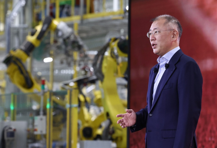 Hyundai　Motor　Group　Chairman　Chung　Euisun　speaks　to　employees　in　his　New　Year　speech　on　Jan.　3,　2024　(File　photo,　courtesy　of　Yonhap)