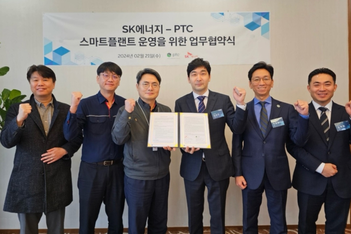SK　Energy's　tech　and　facilities　chief　Seo　Gwan-hee　(third　from　left)　and　PTC　Korea　country　manager　Kim　Sang-gun　(fourth)　agree　to　smart　plant　cooperation