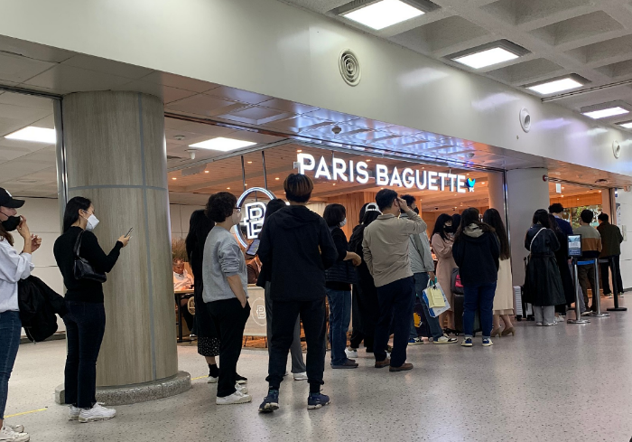 A　Paris　Baguette　outlet　at　Jeju　Airport,　South　Korea
