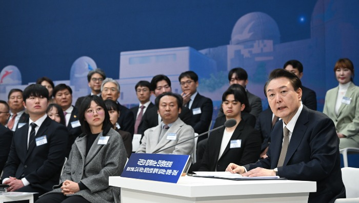 President　Yoon　Suk　Yeol　(right)　speaks　at　a　town　hall　meeting　in　Changwon　on　Feb.　22,　2024