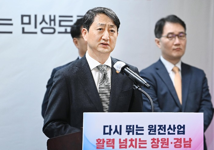 Ahn　Dukgeun,　minister　of　trade,　industry　and　energy　(Courtesy　of　MOTIE)