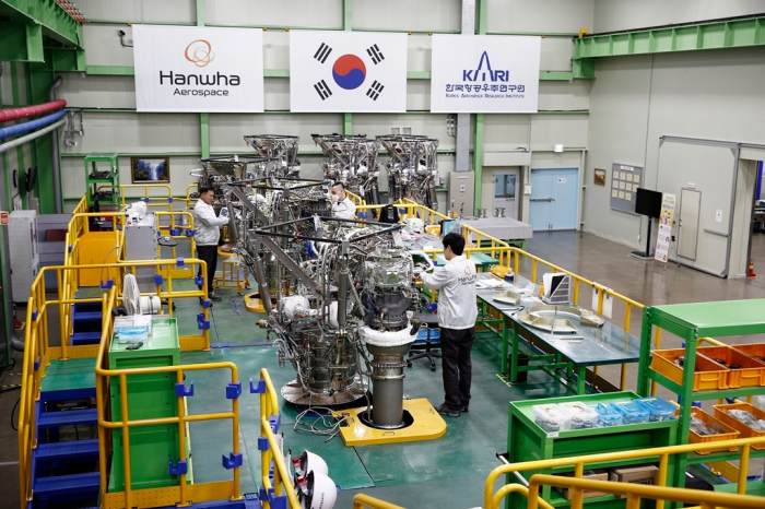 Hanwha　Aerospace　engineers　work　on　satellite　engines　at　its　plant　in　Changwon,　South　Korea　(Courtesy　of　Hanwha　Aerospace)