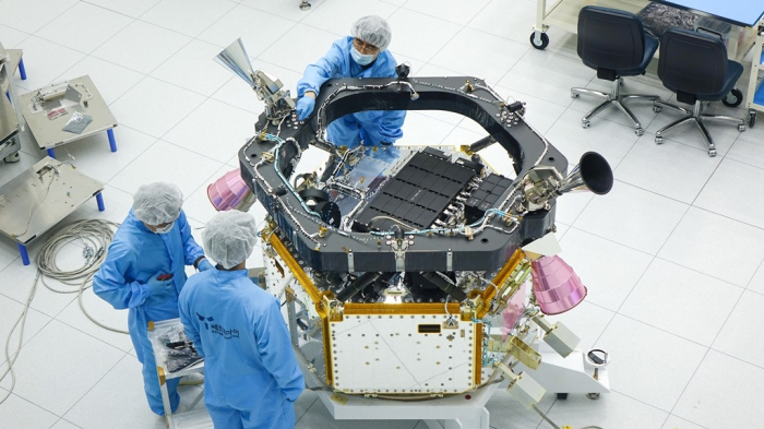 Satrec　engineers　manufacture　the　SpaceEye-T　at　its　factory　in　Daejeon,　South　Korea　(Courtesy　of　Satrec)