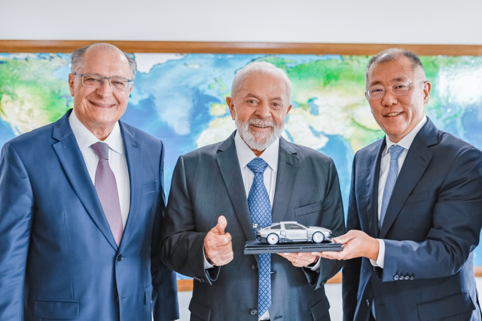 Brazilian　President　Luiz　Inacio　Lula　da　Silva　(center),　Vice　President　Geraldo　Alckmin　(left)　and　Hyundai　Motor　Chairman　Chung　Euisun　pose　for　a　photo　after　a　meeting　at　the　presidential　office　in　Brasilia