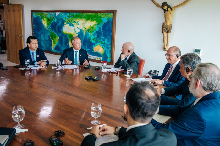 Hyundai's　Chung　(second　from　left)　meets　with　Brazilian　President　Luiz　Inacio　Lula　da　Silva　(third)　at　Lula's　office　in　Brasilia