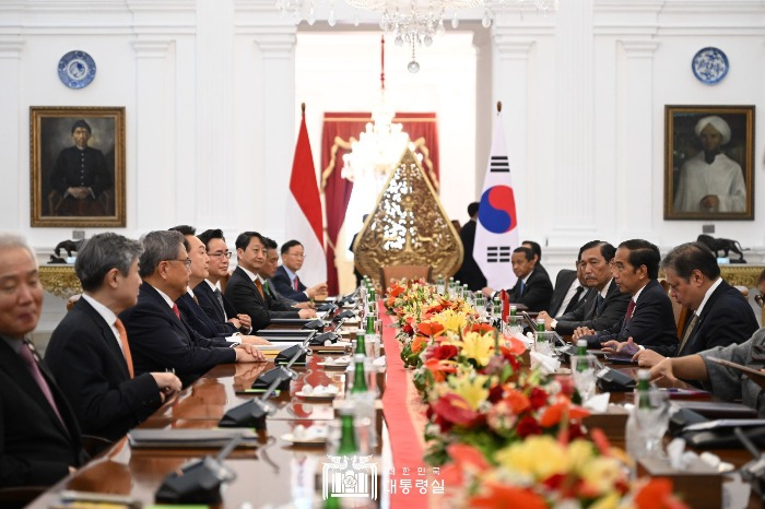 S.Korean　President　Yoon　Suk　Yeol　(fourth　from　left)　holds　a　summit　meeting　with　Indonesian　President　Joko　Widodo　in　Jakarta　during　the　ASEAN　Summit　2023