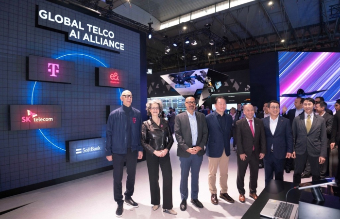 Deutsche　Telekom　Chairman　Timotheus　Höttges　(from　left),　Deutsche　Telekom　Board　Member　Claudia　Nemat,　e&　CEO　Hatem　Dowidar,　SK　Group　Chairman　Chey　Tae-won,　SingTel　Group　CEO　Yuen　Kuan　Moon,　SK　Telecom　CEO　Ryu　Young-sang　and　SoftBank　Corp.　Chief　Information　Security　Officer　Tadashi　Iida　pose　for　a　picture　on　Feb.　26,　2024,　at　the　MWC　2024　in　Barcelona　(Courtesy　of　SK　Telecom)