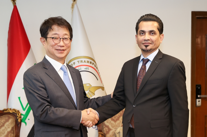 Korean　Transport　Minister　Park　Sang-woo　(left)　shakes　hands　with　Iraqi　Transportation　Minister　Razzaq　Muhaibis　Al-Saadiawi　in　Baghdad