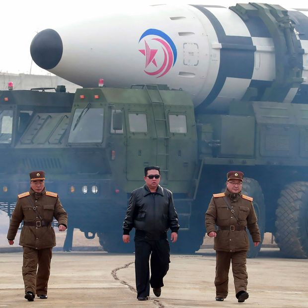 Kim　Jong　Un,　center,　at　the　ICBM　test　in　March　2022　at　an　undisclosed　location　in　North　Korea,　in　a　photo　distributed　by　the　North　Korean　government.　PHOTO:　KOREAN　CENTRAL　NEWS　AGENCY/ASSOCIATED　PRESS