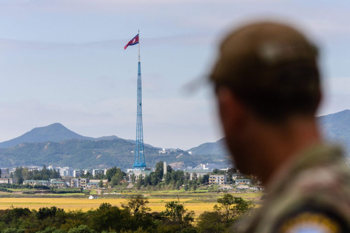 A　United　Nations　Command　soldier　looks　toward　North　Korea　from　the　Demilitarized　Zone　in　2022.　PHOTO:　ANTHONY　WALLACE/AFP/GETTY　IMAGES