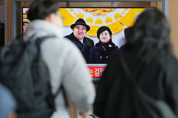 Kim　and　his　daughter　at　a　military　parade　in　North　Korea,　shown　on　a　screen　at　a　Seoul　train　station　last　year.　PHOTO:　LEE　JIN-MAN/ASSOCIATED　PRESS