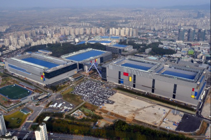 SamsunElectronicss'　semiconductor　manufacturing　site　in　Hwaseong　(Courtesy　of　Samsung　Electronics)