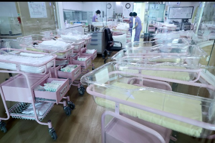 A　newborn　baby　care　room　at　a　local　hospital　(Courtesy　of　Yonhap)