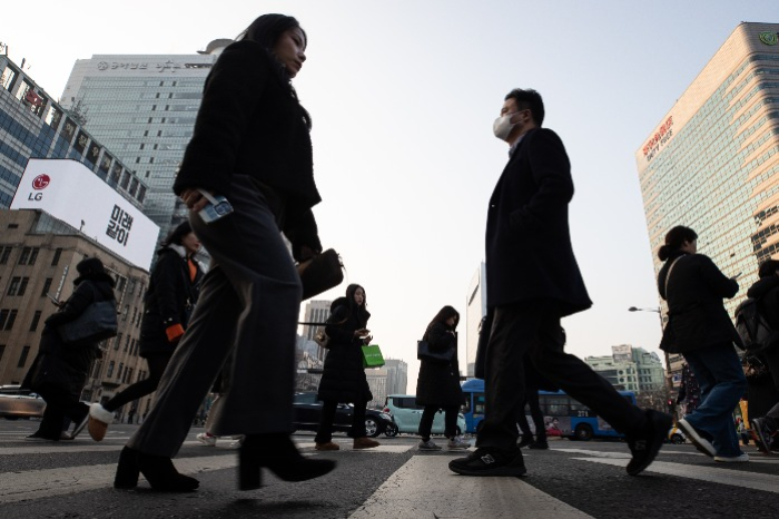 People　walk　to　work　in　the　morning　in　downtown　Seoul　(Courtesy　of　News1　Korea) 