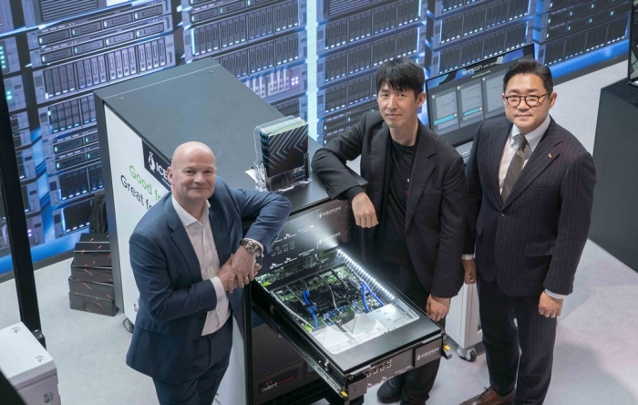 Iceotope　CEO　David　Craig　(left),　SK　Telecom　VP　Lee　Jong-min　(center),　and　SK　Enmove's　e-Fluids　business　chief　Seo　Sang-hyuk　pose　for　a　photo　after　signing　a　cooperation　MOU