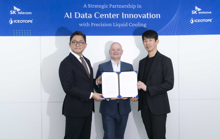 SK　Enmove's　e-Fluids　business　chief　Seo　Sang-hyuk　(left),　Iceotope　CEO　David　Craig　(center),　and　SK　Telecom　VP　Lee　Jong-min　agree　to　collaborate　on　the　development　of　precision　liquid　cooling　systems 