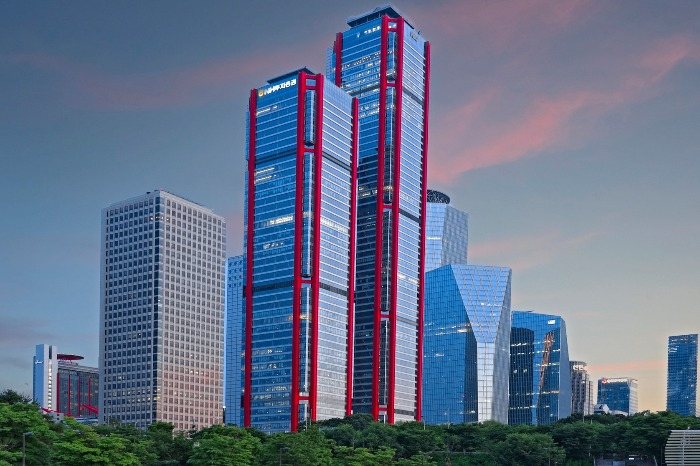 Parc.1,　an　office　building　complex　with　red　lines　on　the　borders,　houses　the　main　offices　of　NH　Investment　&　Securities