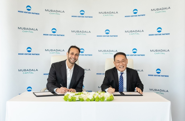 Mubadala　Capital　CEO　and　Managing　Director　Hani　Barhoush　(left)　and　Woori　Venture　Partners　CEO　and　President　Kim　Chang　Kyu　sign　a　partnership　memorandum　of　understanding　on　Feb.　22,　2024,　in　Abu　Dhabi　(Courtesy　of　Yonhap)