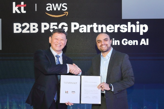 KT　Enterprise　Vice　President　Ahn　Chang-young　(left),　General　Manager　of　the　AWS　telecom　business　unitChivas　Nambiar