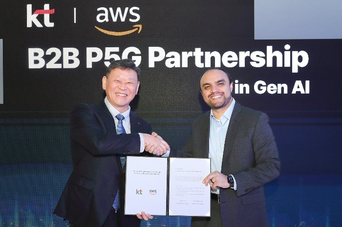 KT Enterprise Vice President Ahn Chang-young (left), General Manager of the AWS telecom business unitChivas Nambiar