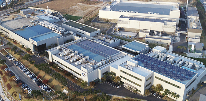 Hana　Micron's　chip　packaging　plant　in　Asan,　South　Korea.