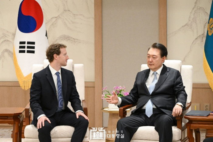 Meta　CEO　Mark　Zuckerberg　(on　left)　meets　with　South　Korean　President　Yoon　Suk　Yeol　in　Seoul,　Korea　on　Feb.　29,　2024　(Courtesy　of　Office　of　the　President,　Republic　of　Korea)