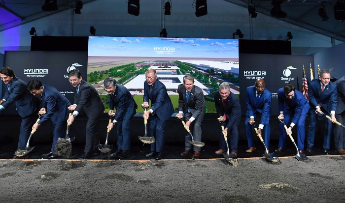 Hyundai　Motor　Group　Chairman　Chung　Euisun　(fifth　from　left)　breaks　ground　on　an　electric　vehicle　complex　in　Georgia　with　Hyundai　executives　and　officials　from　the　US　state　in　2022