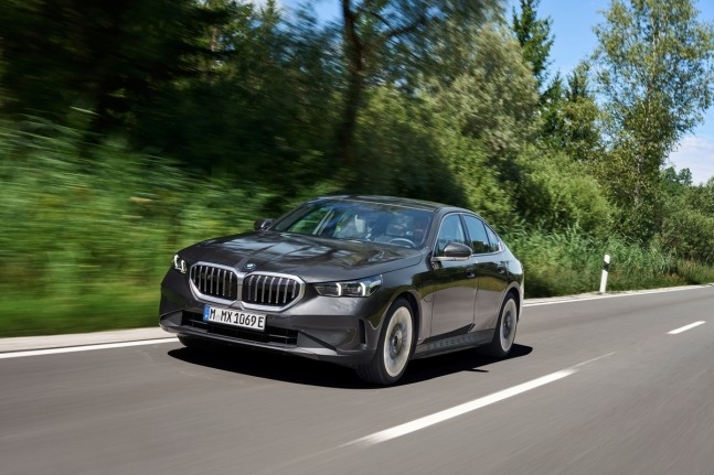 BMW가 신형 530e PHEV 세단을 한국에 출시했다.