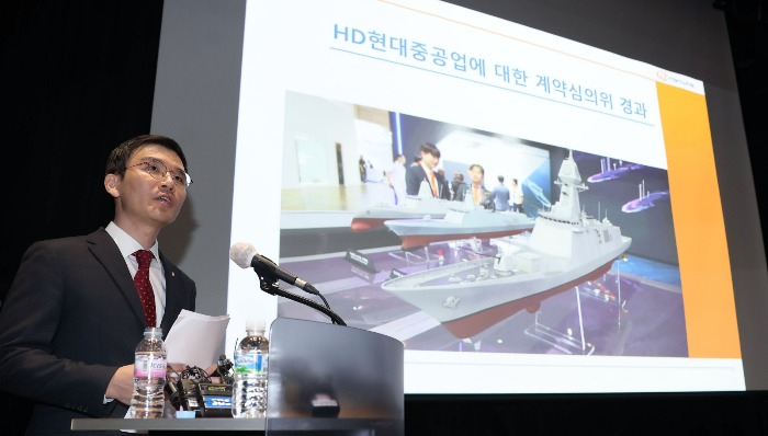 Koo　Seung-mo,　a　Hanwha　Ocean　in-house　lawyer,　delivers　a　presentation　during　a　news　conference　on　March　5