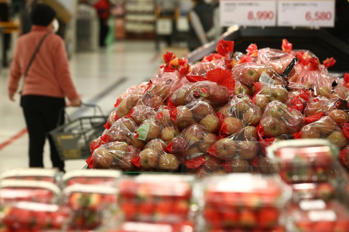 Apples　for　sale　at　a　hypermarket　in　Seoul　(File　photo,　courtesy　of　News1)