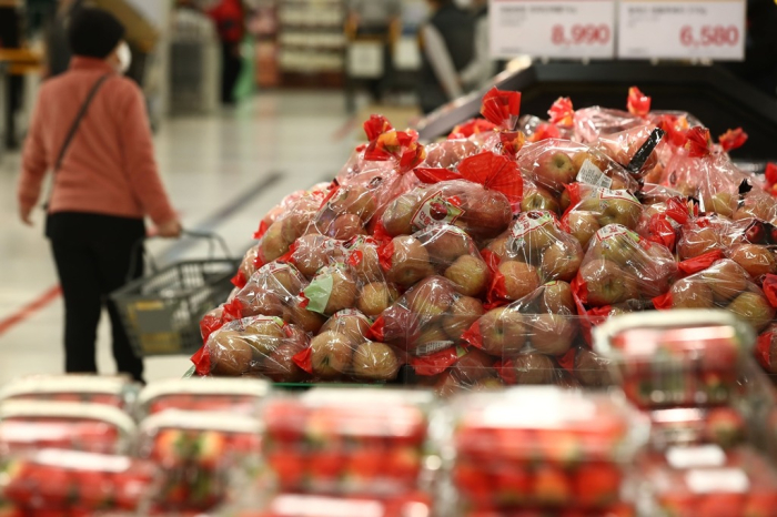 Apples for sale at a hypermarket in Seoul (File photo, courtesy of News1)