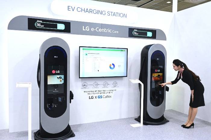 An LG Electronics' exhibition booth guide tries out a 200kW EV charger with a 24-inch touch display (Courtesy of LG Electronics)