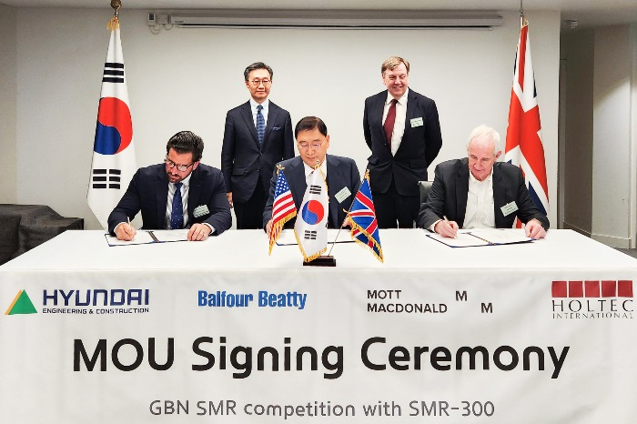 Hyundai　E&C　President　and　CEO　Yoon　Young-joon　(front　row　center)　signs　an　MOU　with　his　counterparts　from　Holtec　and　Balfour　Beatty　in　London,　UK　on　March　5,　2024  