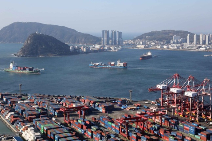 Container　ships　at　the　port　of　Busan