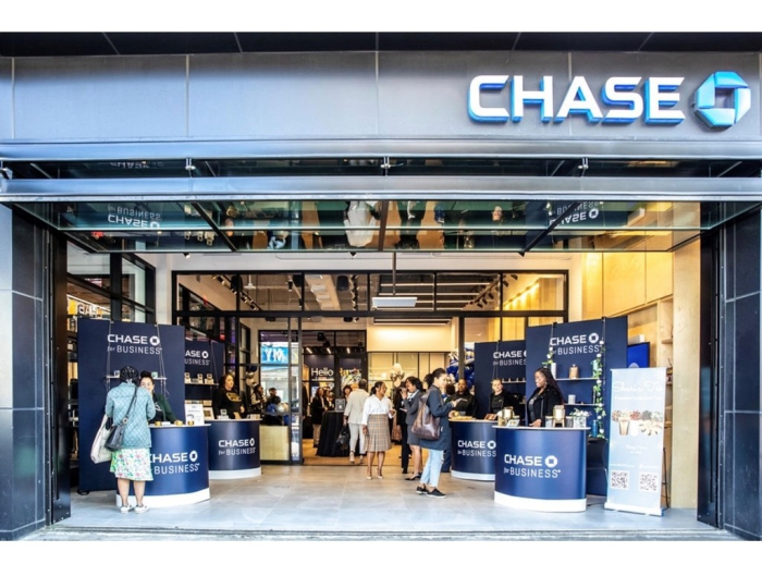 Pop-up　stores　of　local　small-business　owners　at　Chase's　Harlem　Community　Center　(Courtesy　of　Chase　Bank)