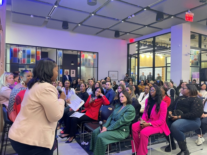 Financial　education　at　Chase　Bank’s　Harlem　Community　Center　in　New　York　(Courtesy　of　Chase　Bank)