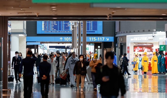 Travelers　in　the　duty-free　section　of　 Incheon　International　Airport
